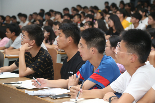 王家云教授为2019级新生上入学第一课